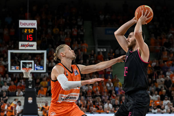 献已成为他 献已成为他